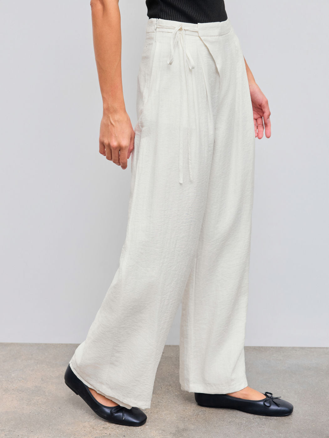 Linen-blend Mid Rise Solid Knotted Pocket Wide Leg Trousers